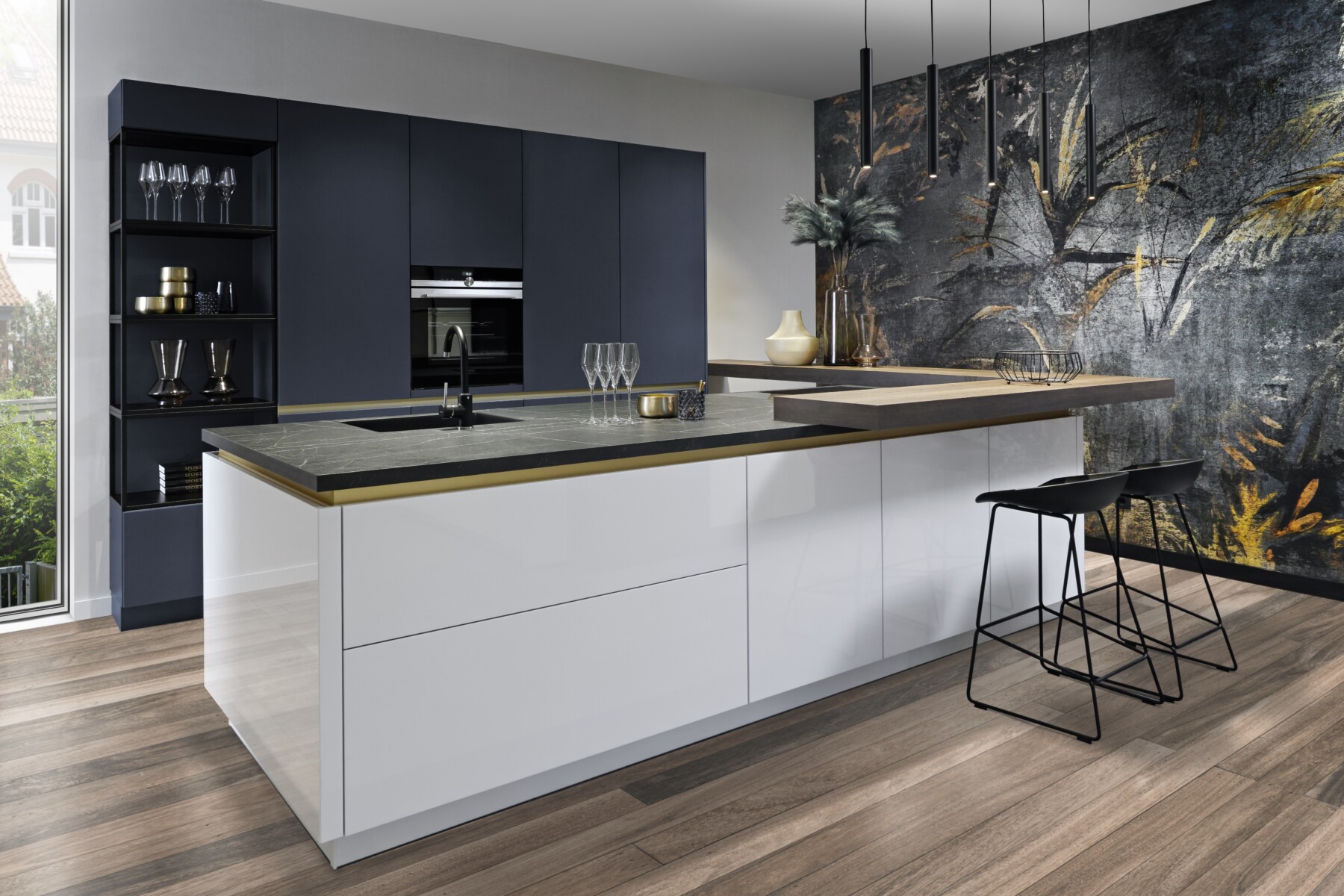 Eine Einbauküche von Brigitte Küchen in der Linie Design - Sinus Stahlblau / Nova Neve High Gloss