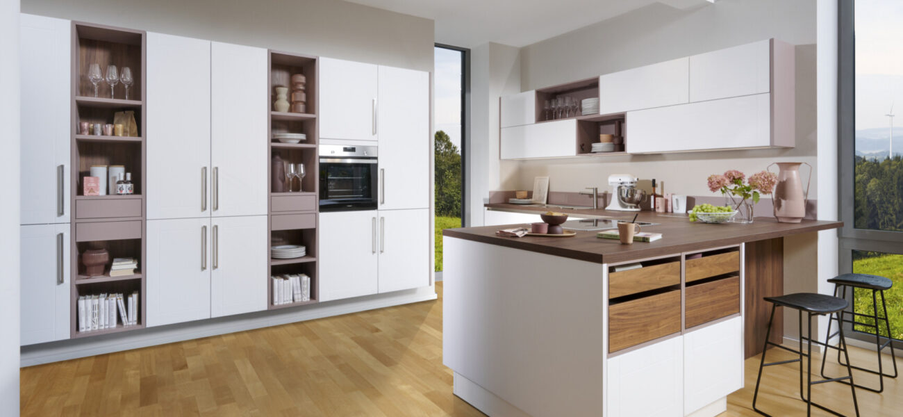 Der moderne Country Style liegt im Trend und bietet viel Freiraum für eine individuelle Interpretation. Das Landhausprogramm TESSIN verbindet traditionelle Elemente mit modernem Minimalismus. Küchen Kay GmbH Kiel