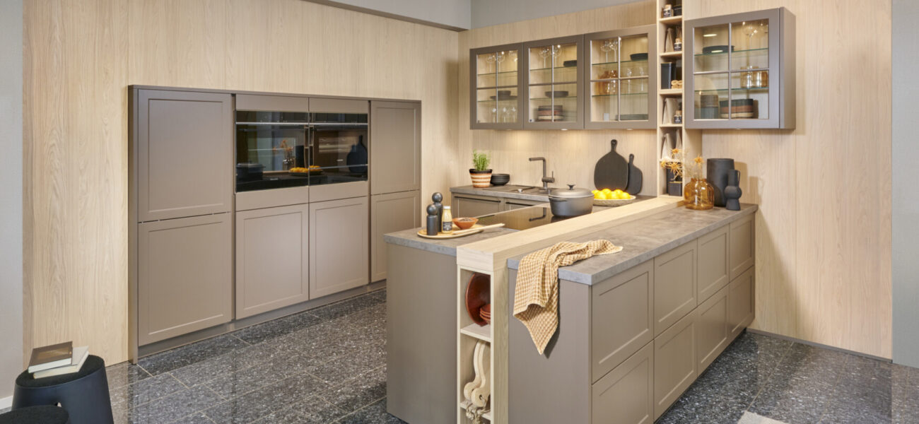 Die Landhausfront NAMUR in warmer NCS-Farbnuance, kombiniert mit Blonde Oak, setzt beeindruckende Akzente und unterstreicht die Wohnlichkeit der Küche. Küchen Kay GmbH Kiel