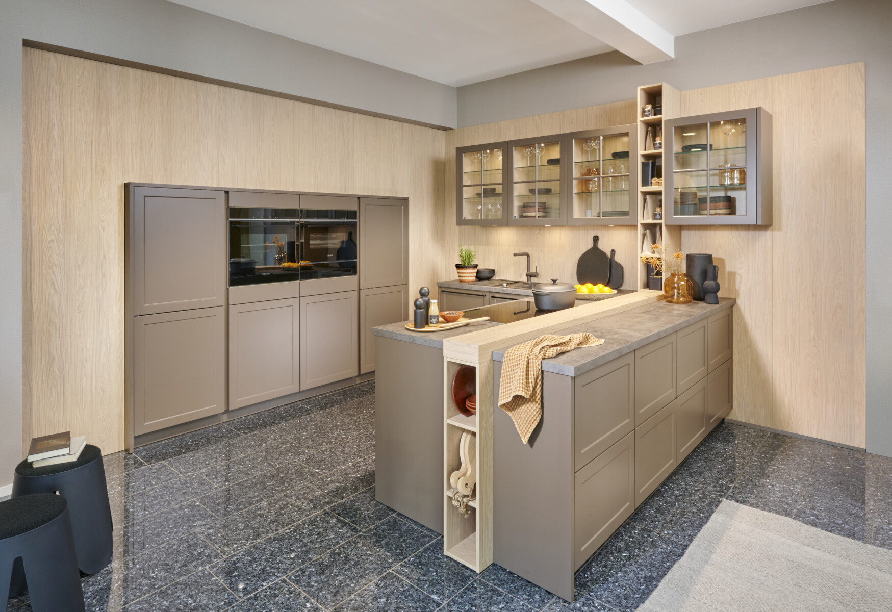 Die Landhausfront NAMUR in warmer NCS-Farbnuance, kombiniert mit Blonde Oak, setzt beeindruckende Akzente und unterstreicht die Wohnlichkeit der Küche. Küchen Kay GmbH Kiel